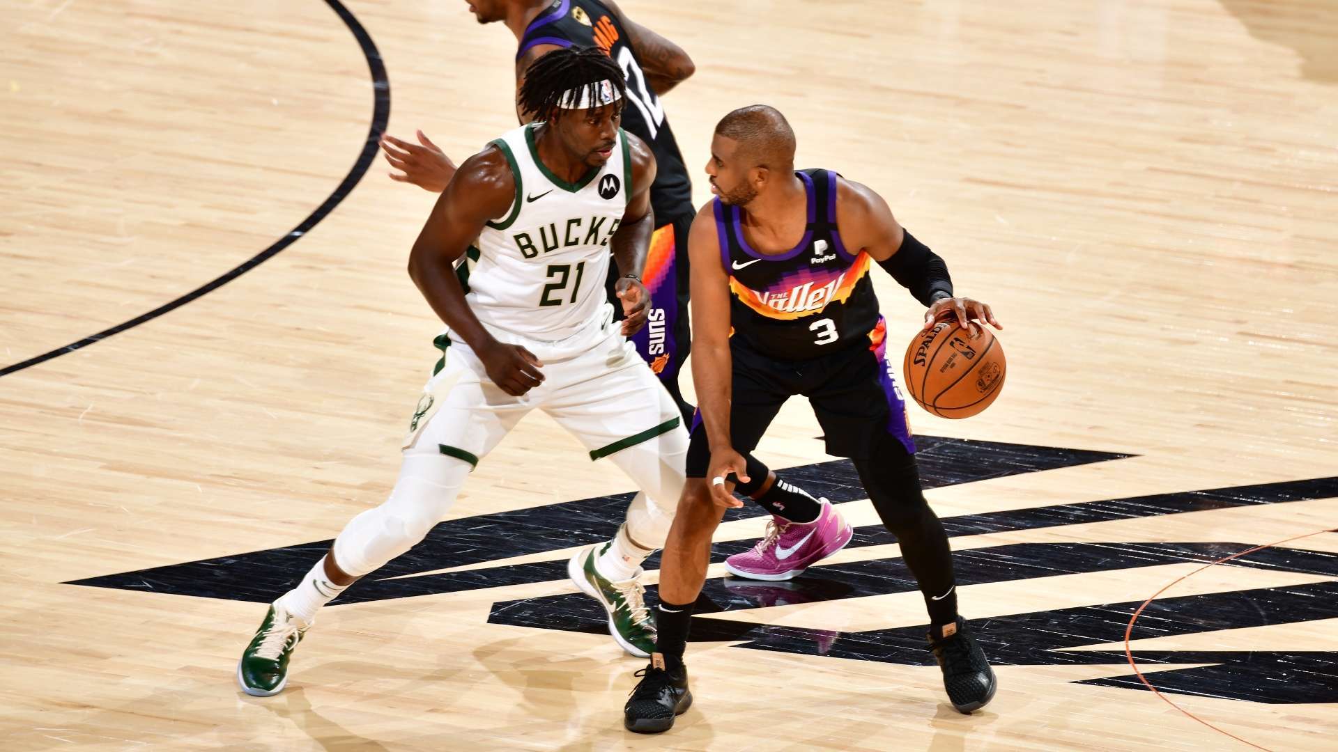 天津队鏖战雄鹿,布克状态火热 天津队鏖战雄鹿,布克状态火热