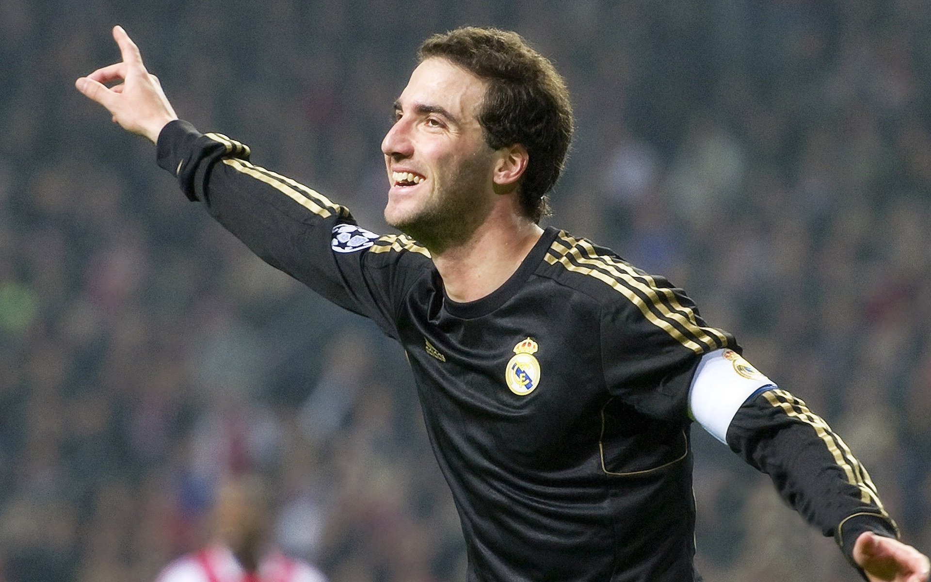 维也纳的绝杀与东京的传奇，当足球场上的叹息遇见乒乓球台的辉煌